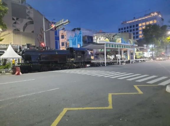 Persiapan penggunaan gerbong kereta sebagai panggung untuk memeriahkan HUT ke-44 Dekranas di Kota Solo, Rabu (14/5) malam. (Foto; Yudhi Prasetyo)