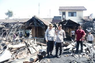 Kapolda Jateng Irjen Pol Ahmad Luthfi mengunjungi lokasi terbakarnya Pasar Slogohimo, Wonogiri pada Jumat (29/9/2023). (FOTO: Humas Polri)