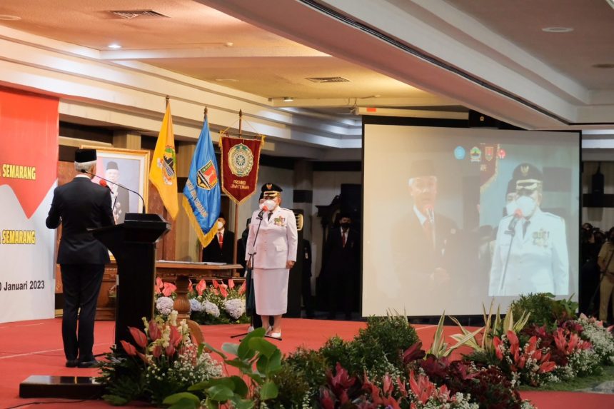 Gubernur Jawa Tengah Ganjar Pranowo melantik Hevearita G Rahayu sebagai Wali Kota Semarang, sisa masa jabatan 2021-2026, di Grhadhika Bhakti Praja, Senin (30/1/2023). (FOTO: Pemprov Jateng).