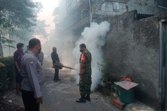 Petugas melakukan penyemprotan untuk mnghentikan siklus nyamuk Aedes agypti di pemukiman warga. (Foto: Humas Polda Jateng).