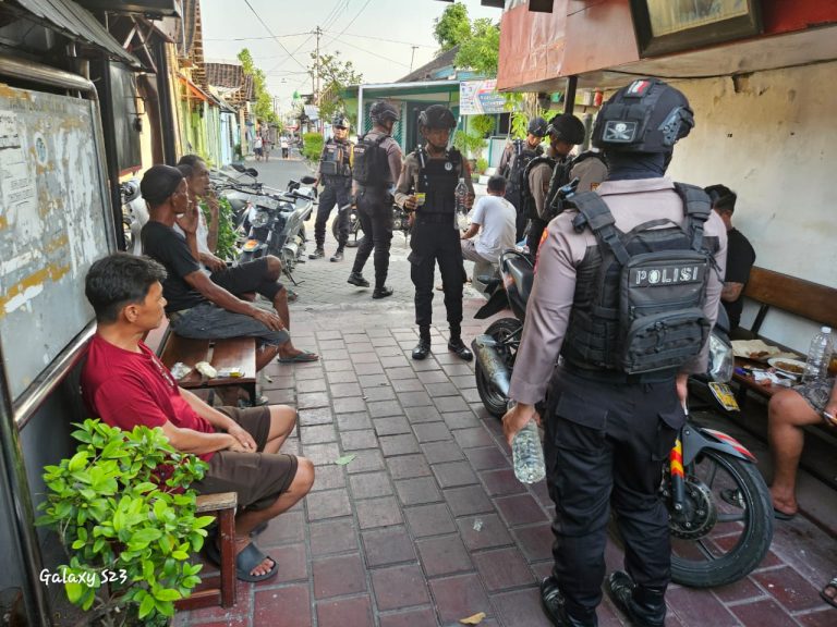 Tim sparta Polrestabes Surakarta menangkap warga Baluwarti, Kecamatan Pasar Kliwon karena pesta minuman keras jenis ciu. Penangkapan terjadi pada Minggu (19/5/2024). (FOTO: Humas Polri)