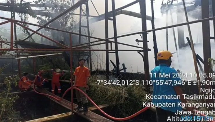 Kebakaran terjadi di Pabrk Gula Tasikmadu, Karanganyar, Jawa Tengah pada Sabtu, 11 Mei 2024. (Foto: BPBD Karanganyar)