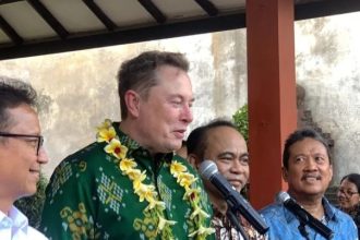 Mengenakan kemeja endek hijau khas Bali, Musk menyatakan kehadirannya di World Water Forum karena ingin memperdalam pemahaman tentang air.