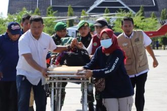 Sebanyak 27 korban yang terkena dampak banjir dan longsor di daerah terisolasi telah berhasil dievakuasi menggunakan helikopter menuju Rumah Sakit Umum Daerah (RSUD) Batara Guru di Belopa, Luwu, Sulawesi Selatan, pada Rabu, 8 Mei 2024.