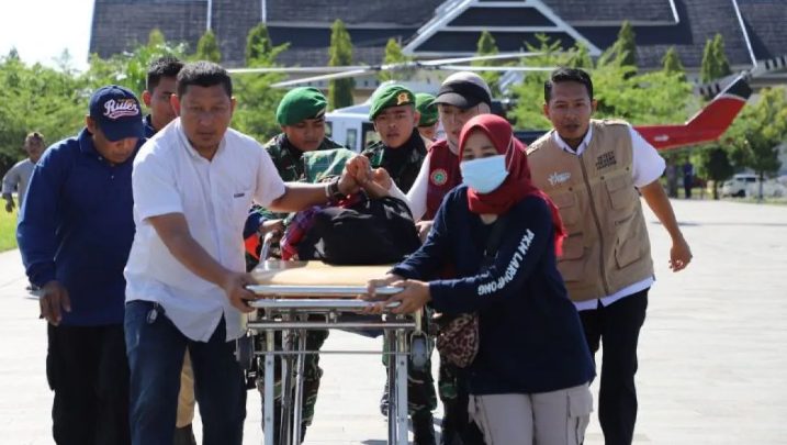 Sebanyak 27 korban yang terkena dampak banjir dan longsor di daerah terisolasi telah berhasil dievakuasi menggunakan helikopter menuju Rumah Sakit Umum Daerah (RSUD) Batara Guru di Belopa, Luwu, Sulawesi Selatan, pada Rabu, 8 Mei 2024.