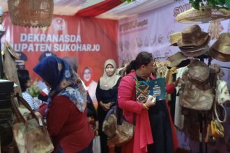 Pengunjung melihat hasil kreasi dari salah satu UMKM peserta pameran Dekranas 2024 di Puro Mangkunegaran, Kota Solo, Jawa Tengah, Jumat (17/5/2024). (FOTO: Yenny Hardiyanti/Inversi.id)
