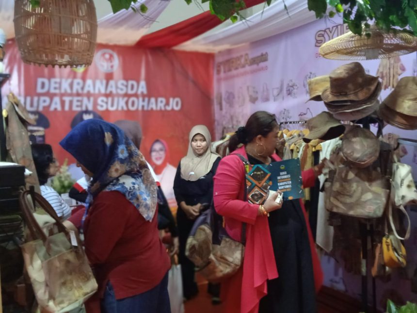 Pengunjung melihat hasil kreasi dari salah satu UMKM peserta pameran Dekranas 2024 di Puro Mangkunegaran, Kota Solo, Jawa Tengah, Jumat (17/5/2024). (FOTO: Yenny Hardiyanti/Inversi.id)