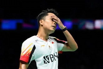 Indonesia kalah 0-1 dari China setelah Anthony Sinisuka Ginting menyerah dan kalah kepada Shi Yu Qi dalam final Thomas Cup 2024. Benarkah Ginting lakukan kesalahan?