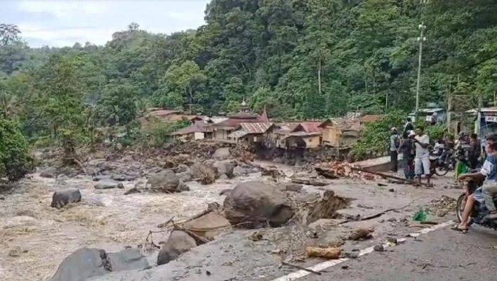 Sebanyak 14 orang warga Kabupaten Agam, Tanah Datar dan Kota Padang Panjang dilaporkan meninggal dunia akibat banjir yang melanda tiga daerah di Sumatera Barat, Sabtu, 11 Mei 2024 malam.