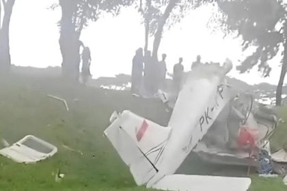 Sebuah pesawat ringan/ultralight mengalami kecelakaan di Lapangan Sunburst BSD, Kecamatan Serpong, Tangerang Selatan, Banten, pada Minggu sekitar pukul 14.09 WIB.