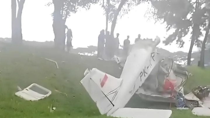 Sebuah pesawat ringan/ultralight mengalami kecelakaan di Lapangan Sunburst BSD, Kecamatan Serpong, Tangerang Selatan, Banten, pada Minggu sekitar pukul 14.09 WIB.