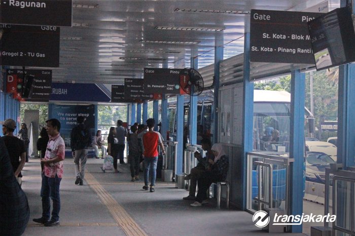Cara ke PRJ Kemayoran 2024, Naik Transportasi Umum. (Foto: Halte Transjakarta)