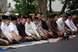 Jokowi Shalat Id di Lapangan Simpang Lima, Semarang pada Senin (17/6/2024) (Foto: Jokowi Shalat Id di Istana Yogyakarta saat Idul Adha 1444 Hijriah)