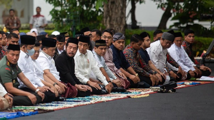Jokowi Shalat Id di Lapangan Simpang Lima, Semarang pada Senin (17/6/2024) (Foto: Jokowi Shalat Id di Istana Yogyakarta saat Idul Adha 1444 Hijriah)