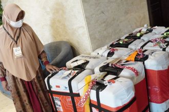 PPIH Arab Saudi mulai menimbang koper Jemaah haji yang akan pulang perdana ke Tanah Air selepas puncak haji. (Foto: Koper jemaah haji/Kemenag)