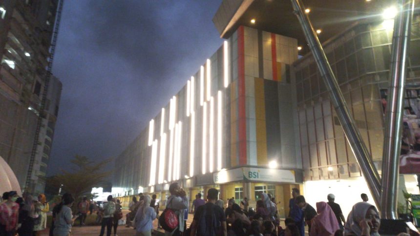 Kronologi Mall Revo Pekayon Terbakar. (Foto: Kondisi Mall Revo Pekayon saat kebakaran)