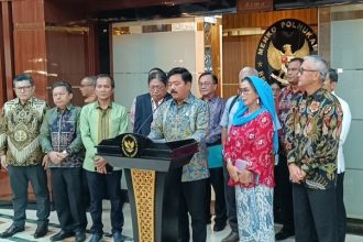 Presiden Jokowi menunjuk 9 nama anggota pansel untuk memilih anggota Kompolnas periode 2024-2028. (Foto: Menko Polhukam Hadi Tjahjanto dalam konferensi pers)