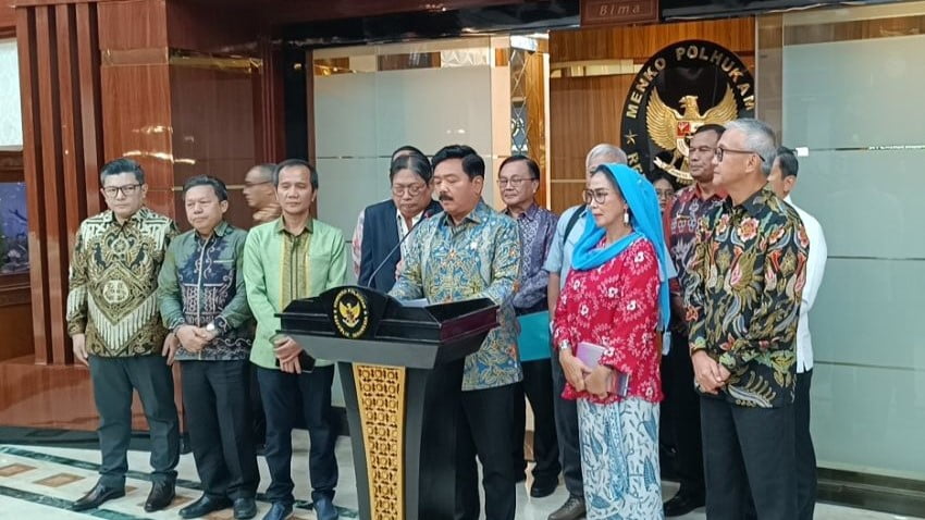 Presiden Jokowi menunjuk 9 nama anggota pansel untuk memilih anggota Kompolnas periode 2024-2028. (Foto: Menko Polhukam Hadi Tjahjanto dalam konferensi pers)