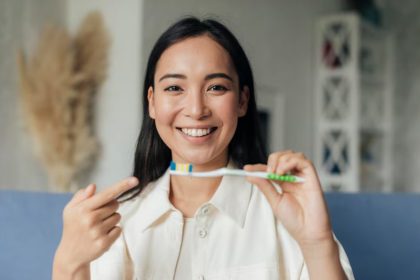 Dokter gigi spesialis konservasi gigi lulusan Universitas Indonesia Rina Permatasari membagikan cara perawatan gigi dan mulut yang benar. (Foto: Ilustrasi pemberian tips perawatan gigi dan mulut/Freepik)