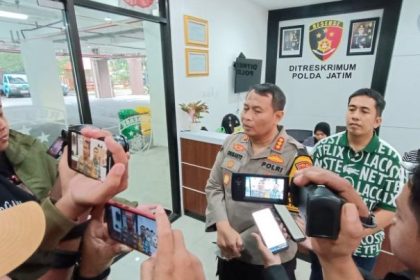 Kabidhumas Polda Jatim, Kombes Pol. Dirmanto, menyampaikan keprihatinannya atas peristiwa tragis yang dialami pasangan anggota Polri yang tinggal di Aspol nomor J1, Jalan Pahlawan, Kota Mojokerto.