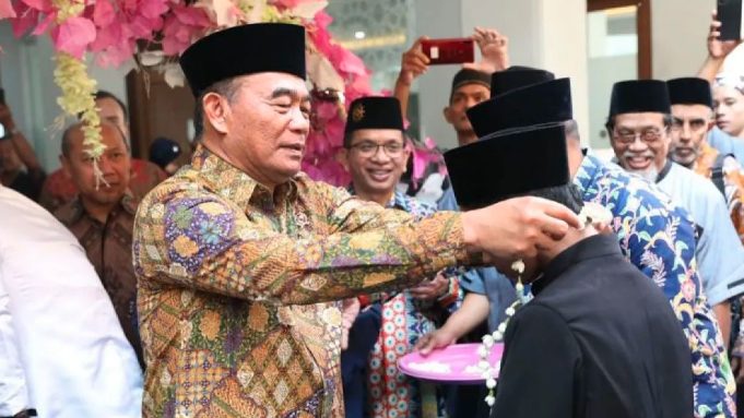 Menteri Koordinator Bidang Pembangunan Manusia dan Kebudayaan (Menko PMK), Muhadjir Effendy, menanggapi insiden polisi wanita (polwan) yang membakar suaminya sesama polisi di Mojokerto, Jawa Timur, akibat kecanduan judi online.