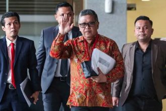 Pemeriksaan Sekjen PDIP Hasto Kristiyanto oleh Komisi Pemberantasan Korupsi (KPK) di tengah pengejaran buronan Harun Masiku yang telah berlangsung lebih dari empat tahun.
