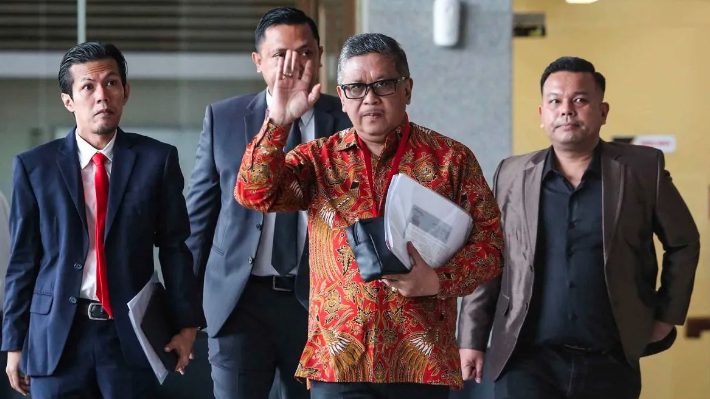 Pemeriksaan Sekjen PDIP Hasto Kristiyanto oleh Komisi Pemberantasan Korupsi (KPK) di tengah pengejaran buronan Harun Masiku yang telah berlangsung lebih dari empat tahun.