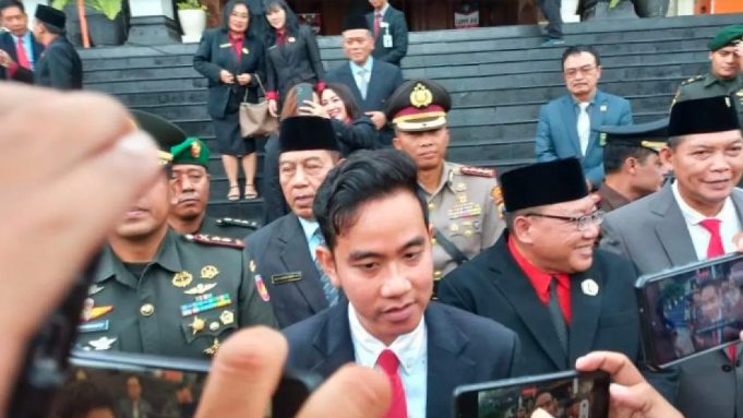 Wakil Presiden terpilih, Gibran Rakabuming Raka, memberikan tanggapan mengenai wacana pasangan Ketua Umum Partai Solidaritas Indonesia (PSI) Kaesang Pangarep dengan Anies Baswedan di Pilkada Jakarta 2024.