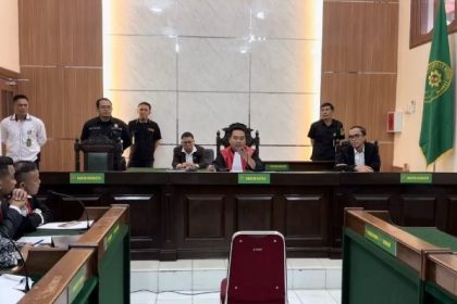 Sidang perdana praperadilan yang diajukan oleh tersangka utama kasus pembunuhan Vina Cirebon, Pegi Setiawan, terkait dengan penetapan sebagai tersangka oleh Polda Jabar, ditunda hingga 1 Juli karena sosok ini absen.
