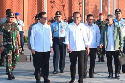 Presiden Joko Widodo (Jokowi) mengadakan pertemuan dengan menteri-menteri serta kepala lembaga terkait di Istana Kepresidenan, Jakarta, pada Jumat, 28 Juni 2024, untuk membahas dan mengevaluasi serangan siber terhadap Pusat Data Nasional Sementara (PDNS) 2.