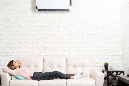 Di era modern ini, penggunaan AC di rumah sudah menjadi hal yang lumrah, terutama di daerah dengan iklim panas. AC membantu memberikan kesejukan dan kenyamanan saat tidur. Namun, ada anggapan yang beredar bahwa sering tidur menggunakan AC dapat memicu paru-paru basah. Apakah anggapan ini benar?