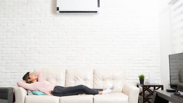 Di era modern ini, penggunaan AC di rumah sudah menjadi hal yang lumrah, terutama di daerah dengan iklim panas. AC membantu memberikan kesejukan dan kenyamanan saat tidur. Namun, ada anggapan yang beredar bahwa sering tidur menggunakan AC dapat memicu paru-paru basah. Apakah anggapan ini benar?