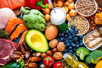 Diet Mediterania, yang terinspirasi dari pola makan tradisional di negara-negara sekitar Laut Mediterania, terkenal dengan manfaatnya bagi kesehatan, terutama untuk jantung dan umur panjang.