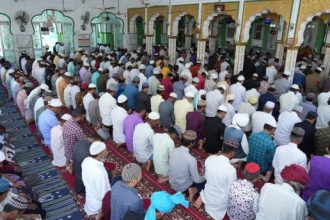 Jamaah Majelis Tafsir Al-Quran (MTA) melaksanakan salat Idul Adha 1445 Hijriah di bekas halaman Taman Wisata Wonderia, Semarang, Jawa Tengah, pada Minggu, 16 Juni 2024.