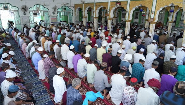 Jamaah Majelis Tafsir Al-Quran (MTA) melaksanakan salat Idul Adha 1445 Hijriah di bekas halaman Taman Wisata Wonderia, Semarang, Jawa Tengah, pada Minggu, 16 Juni 2024.