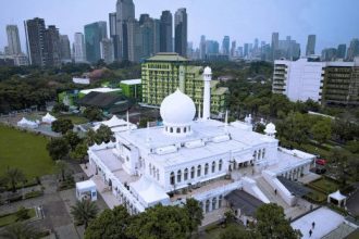 Kepala Kantor Masjid Agung Al-Azhar, Tatang Komara, menyatakan bahwa Masjid Agung Al-Azhar menggelar Salat Idul Adha pada Minggu, 16 Juni 2024. Hal ini karena mengikuti waktu wukuf di Arafah, Arab Saudi, yang berlangsung pada Sabtu, 15 Juni 2024.