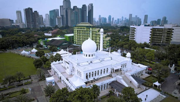 Kepala Kantor Masjid Agung Al-Azhar, Tatang Komara, menyatakan bahwa Masjid Agung Al-Azhar menggelar Salat Idul Adha pada Minggu, 16 Juni 2024. Hal ini karena mengikuti waktu wukuf di Arafah, Arab Saudi, yang berlangsung pada Sabtu, 15 Juni 2024.