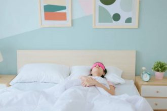 Selama bertahun-tahun, anggapan bahwa tidur berperan penting dalam membuang racun dari otak telah menjadi pengetahuan umum. Tidur diyakini membantu sistem glimfatik, yang merupakan jaringan kompleks pembuluh darah dan ruang di otak, untuk membersihkan produk limbah dan racun berbahaya.