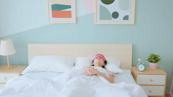 Selama bertahun-tahun, anggapan bahwa tidur berperan penting dalam membuang racun dari otak telah menjadi pengetahuan umum. Tidur diyakini membantu sistem glimfatik, yang merupakan jaringan kompleks pembuluh darah dan ruang di otak, untuk membersihkan produk limbah dan racun berbahaya.