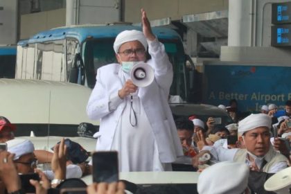 Ketua Dewan Pengurus Pusat Front Persaudaraan Islam (FPI), Aziz Yanuar, menyatakan bahwa Rizieq Shihab dan FPI masih menunggu untuk menentukan dukungan calon gubernur dalam Pilkada Jakarta 2024.