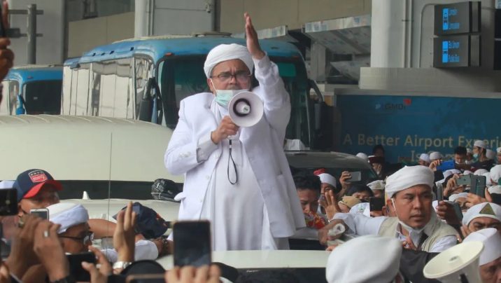 Ketua Dewan Pengurus Pusat Front Persaudaraan Islam (FPI), Aziz Yanuar, menyatakan bahwa Rizieq Shihab dan FPI masih menunggu untuk menentukan dukungan calon gubernur dalam Pilkada Jakarta 2024.