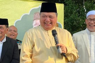 Ketua Umum Partai Golkar, Airlangga Hartarto, menyatakan tidak khawatir jika wakil ketua umumnya, Ridwan Kamil (Emil), tertinggal dari mantan Gubernur DKI Jakarta, Anies Baswedan, dalam Pemilihan Kepala Daerah (Pilkada) DKI Jakarta.