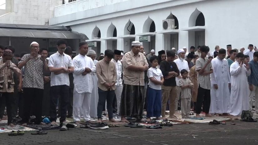 Jamaah salat Idul Adha di Masjid Al-Azhar, Kebayoran Baru, Jakarta Selatan, Minggu, 16 Juni 2024, membludak hingga ke luar masjid.