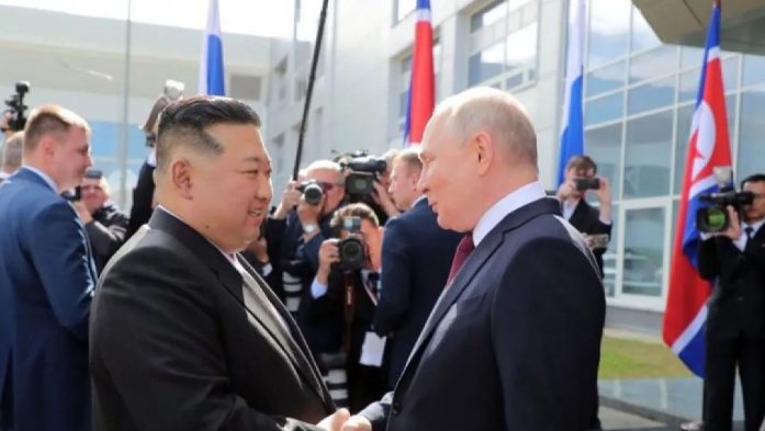 Presiden Rusia, Vladimir Putin, mengunjungi Korea Utara pada Selasa, 18 Juni 2024. Kunjungan ini merupakan peristiwa bersejarah di mana Moskow akan menandatangani perjanjian kemitraan strategis dengan Pyongyang.