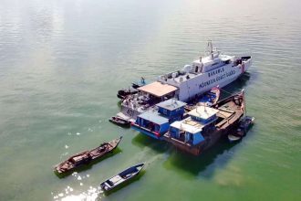 Bakamla Geledah Tiga Kapal Tambang Pasir Ilegal di Perairan Karimun. (Foto: RRI)