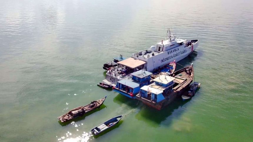 Bakamla Geledah Tiga Kapal Tambang Pasir Ilegal di Perairan Karimun. (Foto: RRI)