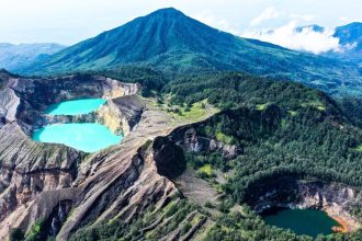 Danau Kelimutu.