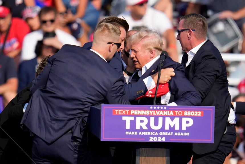 Agen Dinas Rahasia bergegas menemui mantan Presiden AS Donald Trump setelah penembakan saat kampanye di Pennsylvania. (Foto: Donald Trump)
