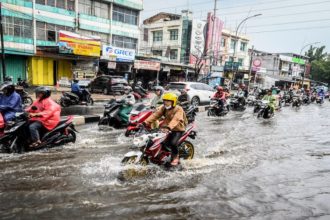 Hujan guyur DKI Jakarta pada Sabtu (6/7/2024) siang ini, mengakibatkan sejumlah RT tergenang. (Foto: Genangan air di Jakarta/Antara)