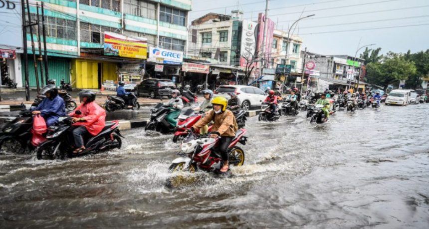 Hujan guyur DKI Jakarta pada Sabtu (6/7/2024) siang ini, mengakibatkan sejumlah RT tergenang. (Foto: Genangan air di Jakarta/Antara)